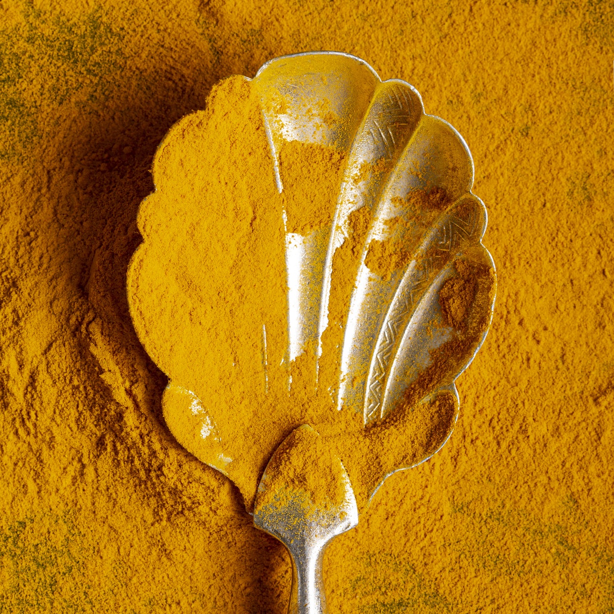 close-up-spoon-with-turmeric (1)